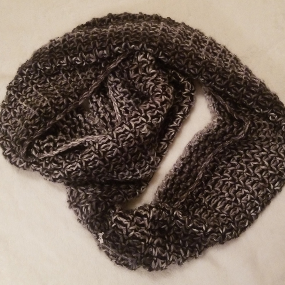 Crocheted infiniti scarf